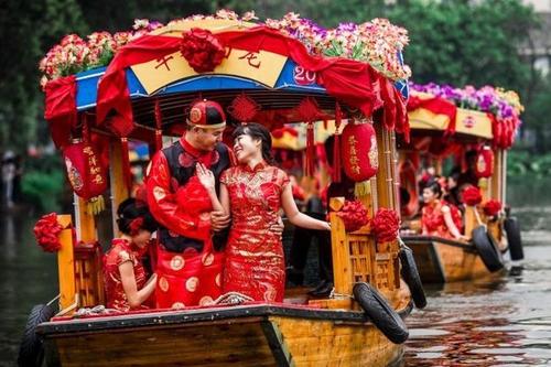 汉族和少数民族结婚时，婚礼的礼仪是按照哪个民族的习俗?