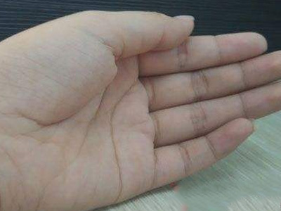 手心特别的乱，有很多的横纹，这是为什么呢？
